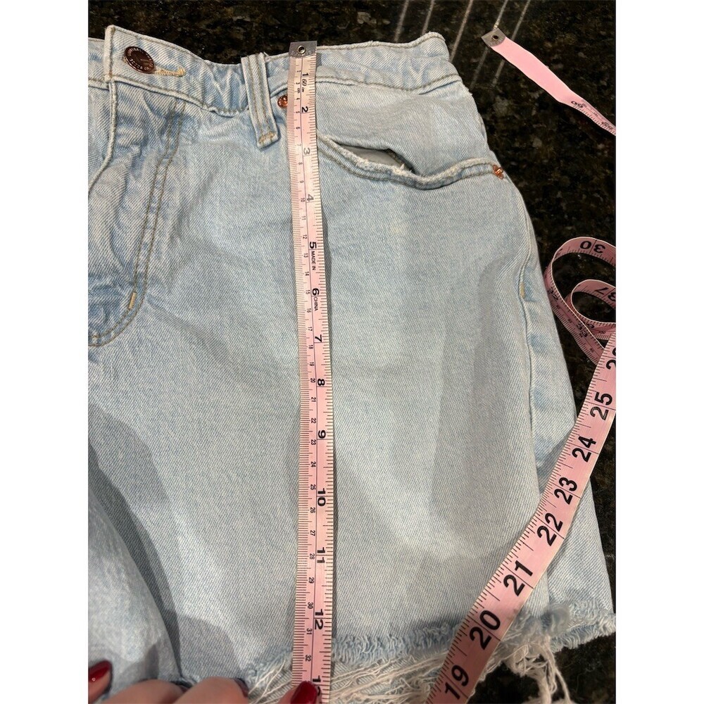 Universal Thread Denim Cut-Off Shorts Womens Size 12 Light Wash Distressed - Picture 8 of 11